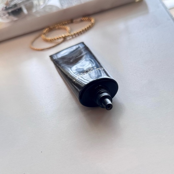 Clé de Peau Beauté Correcting Cream Veil Primer w SPF 21 Sunscreen - Picture 13 of 16